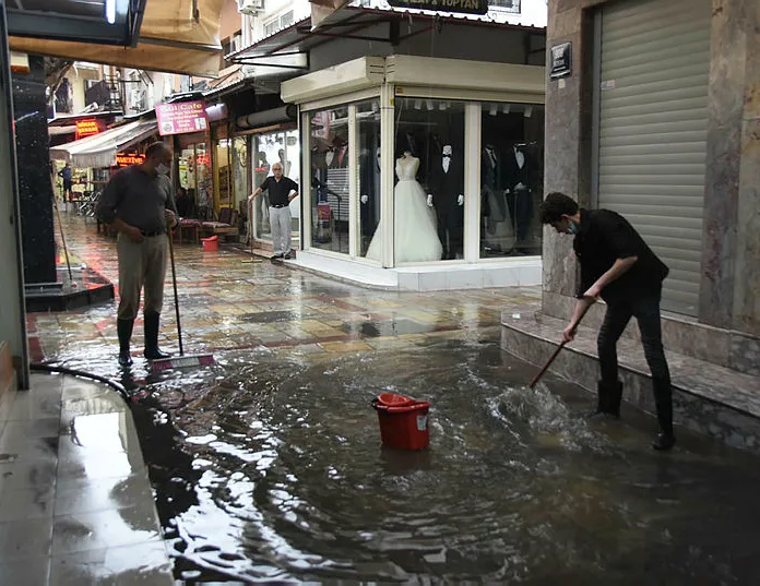İzmir’i yine su bastı! Esnaf isyan etti