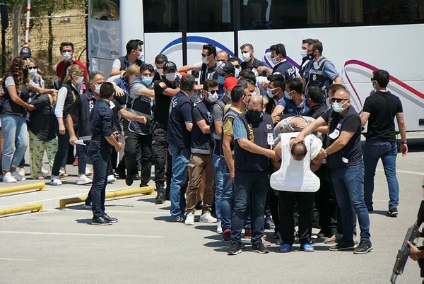 Muğla'da polis memuru Ercan Cangöz'ü şehit edenler adliyeye sevk edildi! Dikkat çeken görüntü!-5