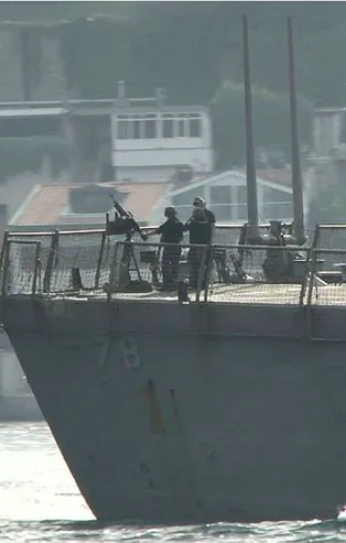 İstanbul Boğazı'nda hareketlilik! ABD savaş gemisinin geçişi sırasında dikkat çeken mesaj