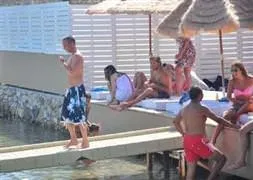 Korkudan havluyu çıkartmadı