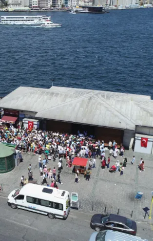 İstanbullular Kurban Bayramı'nda Adalar İskelesi'ne akın etti