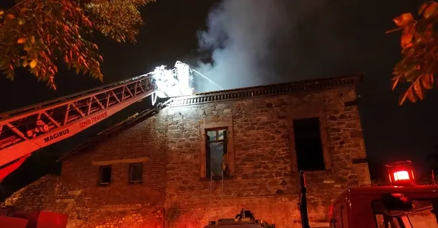 İzmir'de tarihi fabrika binasında yangın