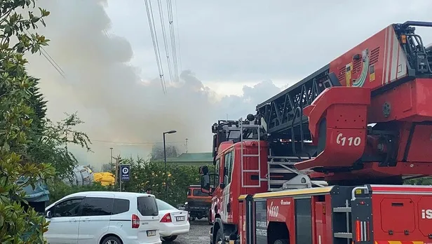 istanbul-cekmekoyde-plastik-fabrikasinda-yangin-1623682690302.jpeg İstanbul Çekmeköy'de plastik fabrikasında yangın!-5