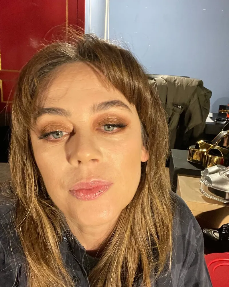 bahar-setinde-akilalmaz-olay-demet-evgarin-asistana-kufur-ettigi-iddia-edildi-basrol-oyuncusu-aglayarak-af-dil-1716898046975.jpg Bahar setinde akılalmaz olay! Demet Evgar'ın asistana küfür ettiği iddia edildi! “Başrol oyuncusu ağlayarak af diledi”-9