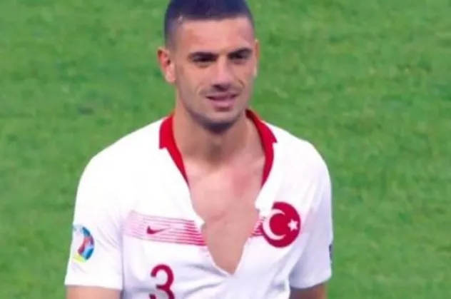 Milli Takım'ın genç yıldızı Merih Demiral'dan duygulandıran hareket! Yere düşürdüğü formayı...