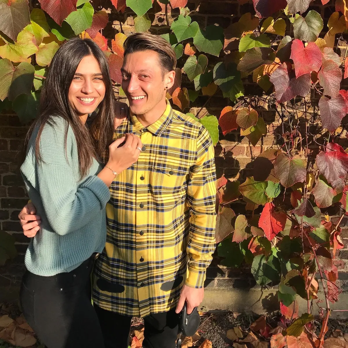 mesut-ozil-ile-amine-gulseden-kizlariyla-cekirdek-aile-paylasimi-1780754493815.jpg "Minik güzel ailem, Elhamdülillah" diyerek paylaştılar! Amine Gülşe ve Mesut Özil'den hayranlarını mest eden sıcacık kare-3
