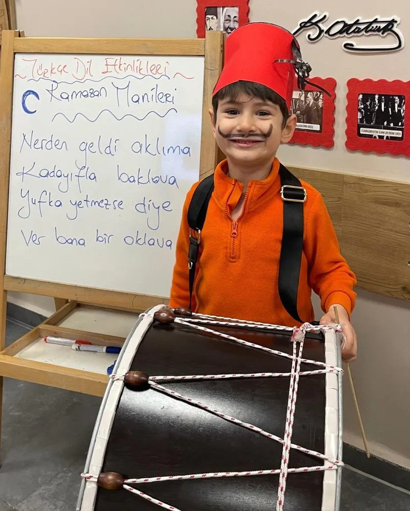 Maarifin Kalbinde Ramazan: Öğrenciler davul çalıp mani okudu koridorlar hilal ve yıldız figürleriyle süslendi-10