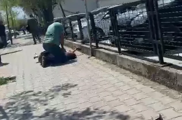 Kıskançlık kavgası karakolda son buldu! Saatlerce sevgilisinin üzerinde oturdu
