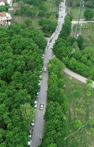 Bursa'da pes dedirten görüntü! Yasak öncesi kilometrelerce içme suyu kuyruğu