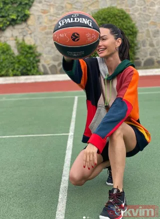 Yasemin Özilhan'ın terliklerinin fiyatı şoke etti! 2 asgari ücretten fazla... Yasemin Özilhan kaç yaşında, boyu kaç? - 13