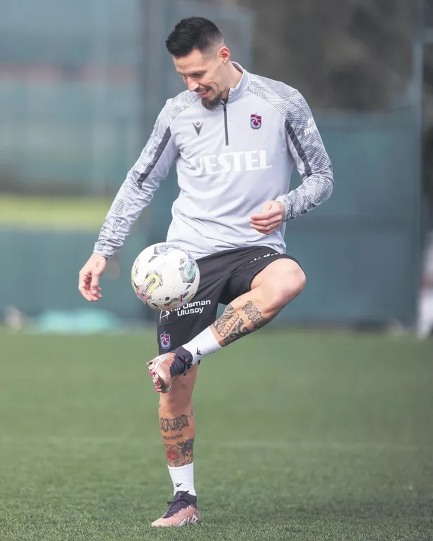 futbolu-birak-mesut-ozilin-serveti-dudak-ucuklatti-1679697347455.jpeg Futbolu bırak Mesut Özil'in serveti dudak uçuklattı!-2