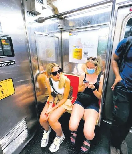 Türkiye'de VIP Amerika'da turist! Hadise, New York metrosunda eşine böyle hatıra pozu verdi-3