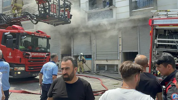 Son dakika: Esenyurt'ta bir oto koltuk kılıfı imalathanesinden yangın-2