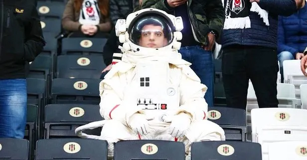 Metrobüs bekleyen astronot Beşiktaş - Bursaspor maçında!