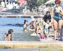 Tuba Büyüküstün’ün Bodrum tatili devam ediyor: Denizde döke saça mısır yedi