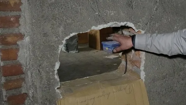 erzurumda-filmleri-aratmayan-kuyumcu-soygunu-duvari-delip-23-kilo-altin-soydular-1682441939303.jpeg Erzurum’da filmleri aratmayan kuyumcu soygunu: Duvarı delip 23 kilo altın soydular!-4