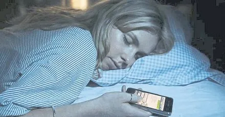 Telefonu yataktan atın! Işığı büyük zarar veriyor...