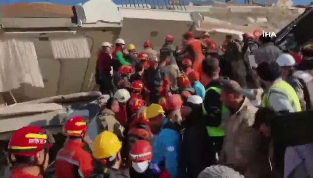 Çinli ekip, bir kişiyi enkazdan sağ çıkardı