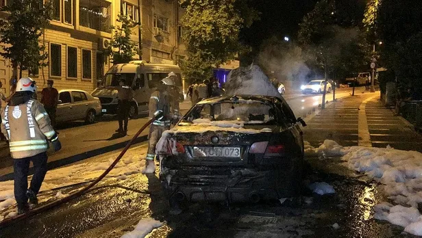 Son dakika: İstanbul Üsküdar'da gece yarısı korkutan kaza: Aydınlatma direğine çarpan otomobil alev alev yandı-3