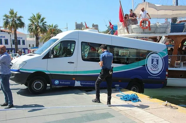 Bodrum’da ilginç kaza! Minibüs, tekneye çarptı