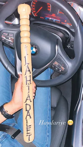 sinem-sulun-trafikteki-tacizcilere-meydan-okudu-ilahi-adalet-yazdirdigi-sopayla-bakin-nasil-gonderme-yapti-1632432390748.jpg