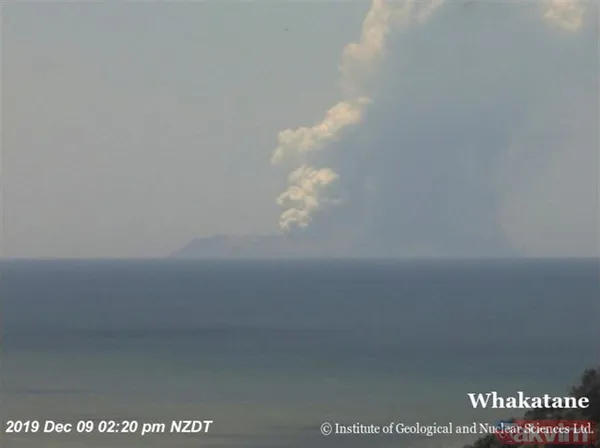 Yeni Zelanda'da Whakaari Yanardağı 18 yıl sonra patladı! Okyanus ikiye ayrıldı - 11
