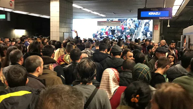Son dakika: İstanbul'da ulaşım çilesi! Metro seferleri durdu, metrobüs arızalandı-5