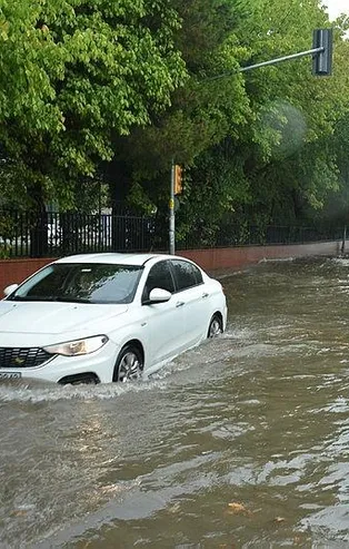 CHP'li İBB suya battı! Sağanak sonrası yollar göle döndü araçlar suya gömüldü