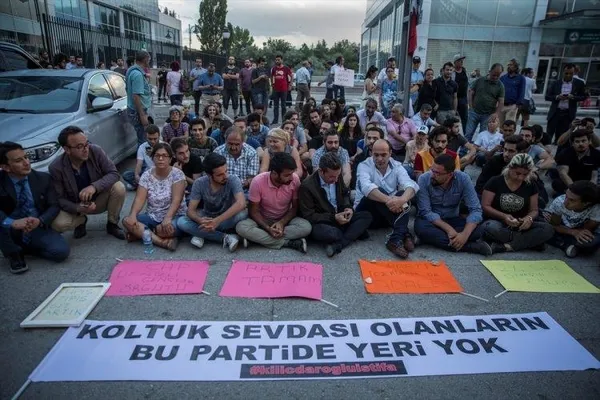 Kılıçdaroğlu'na tepkiler artıyor! CHP önünde istifa sloganları-5