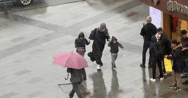 İstanbul'da kuvvetli sağanak ve lodos! Vatandaşlar zor anlar yaşadı