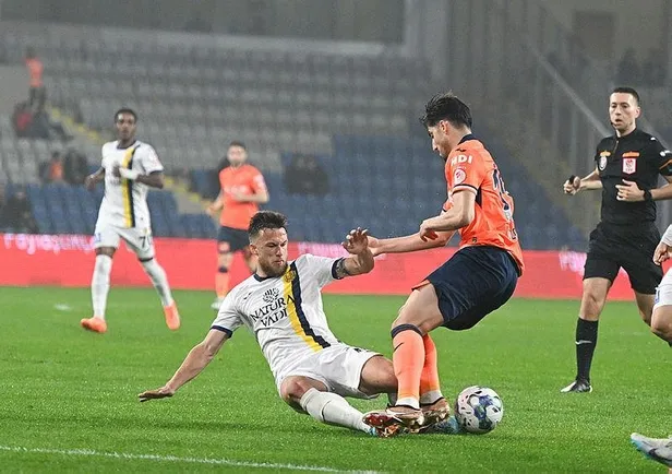 basaksehir-tek-atti-ziraat-turkiye-kupasi-finali-yolunda-avantaji-kapti-1683229533417.jpeg Başakşehir tek attı Ziraat Türkiye Kupası finali yolunda avantajı kaptı-3