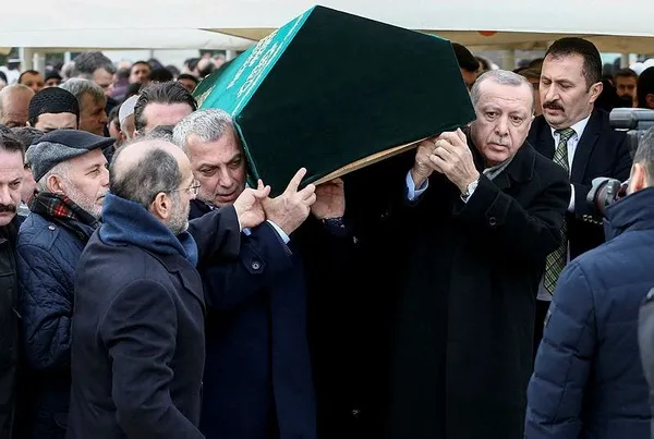 Eski mesai arkadaşına son görev! Tabuta omuz verdi-1