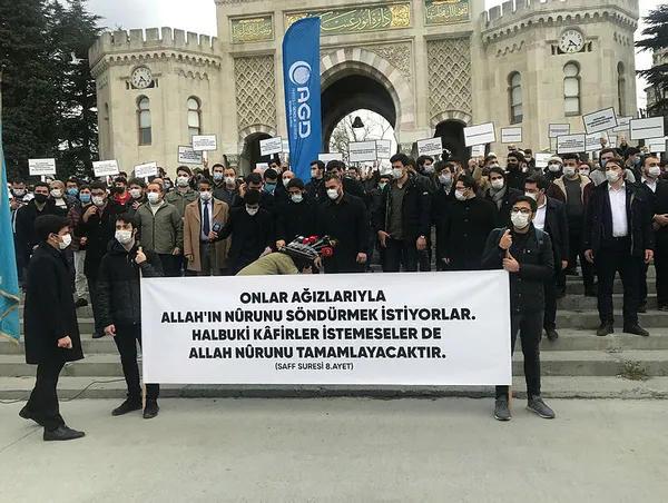 beyazit-meydaninda-kabe-i-muazzama-fotografinin-yere-serilmesi-protesto-edildi-islama-sovmekten-baska-bir-fikri-olmayanlar-1612197351394.jpg Beyazıt Meydanı'nda Boğaziçi'ndeki Kabe-i Muazzama provokasyonu protesto edildi: İslam'a sövmekten başka bir fikri olmayanlar...-3