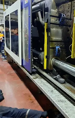 Manisa'da korkunç olay! Başı enjeksiyon makinesine sıkışan teknisyen öldü