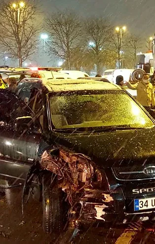 Alkollü sürücü park halindeki araçlara çarptı: 2 yaralı