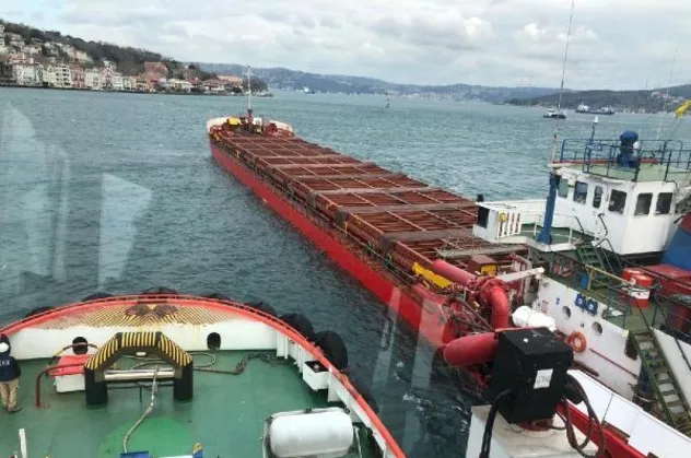 İstanbul Boğazı'nda facianın eşiğinden dönüldü: Geminin kıyıya 1 metre kala durabildi! Panik anları kamerada