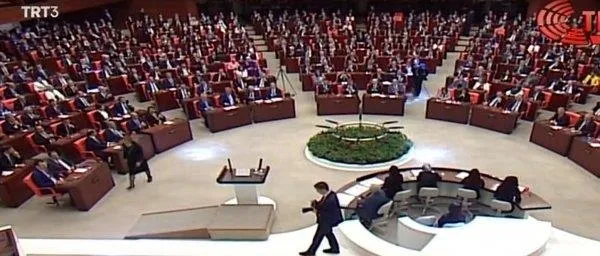 Pervin Buldan'dan TBMM yemin töreninde İstiklal Marşı skandalı-1