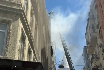 Galata'da 5 katlı bir otelde yangın!