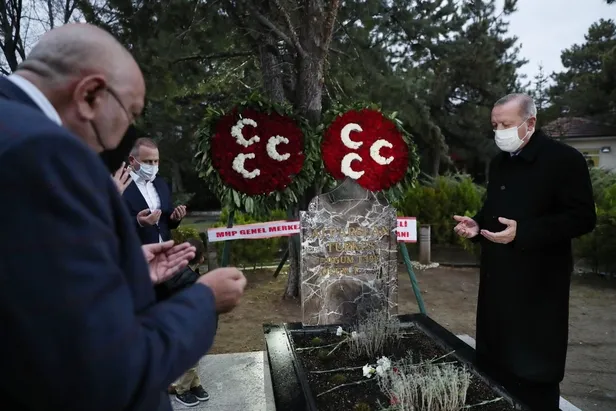 son-dakika-baskan-erdogandan-alparslan-turkesin-kabrine-ziyaret-1617641317689.jpeg Son dakika: Başkan Erdoğan'dan Alparslan Türkeş'in kabrine ziyaret-5