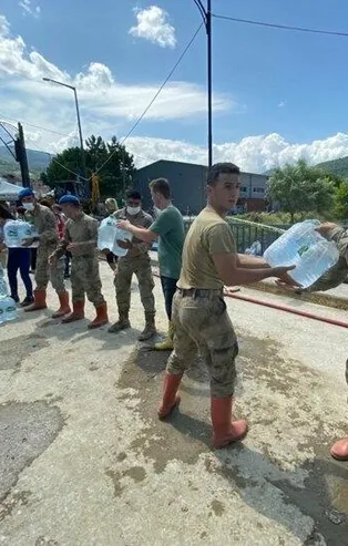 Türkiye tek yürek! Ayancık Köprüsü'nde selden etkilenen vatandaşlara yardım için insan zinciri oluşturuldu