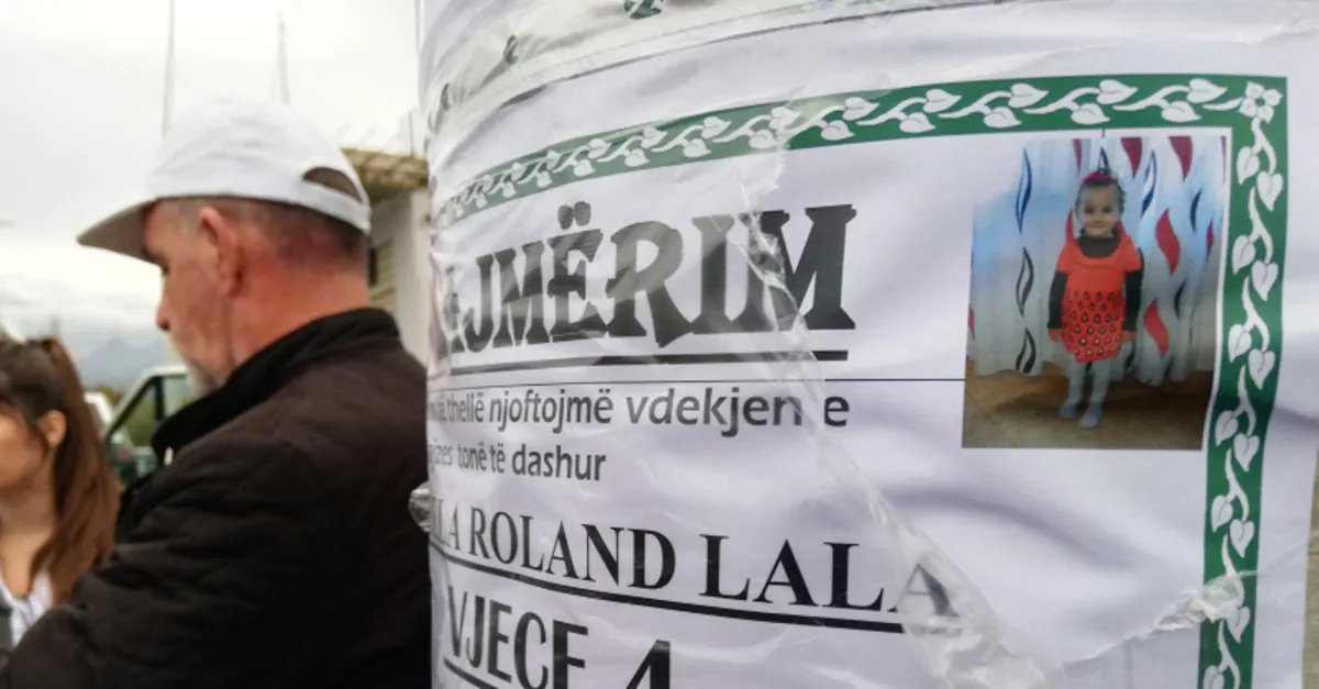 Depremin vurduğu Arnavutluk’tan kahreden kare! Ölenlerin fotoğrafları direklere asıldı