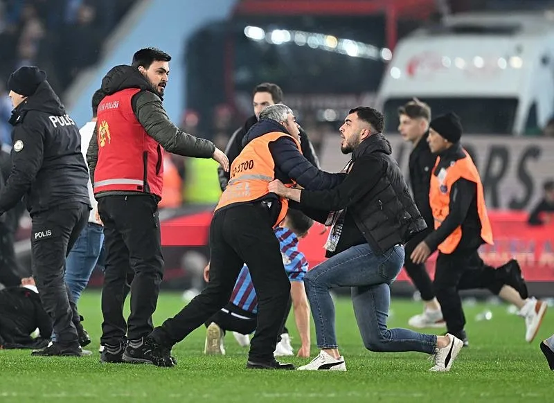 TAKVİM yazarları Türk futbolundaki olaylar sonrası net bir mesaj verdi: Bu kavga artık dursun-5