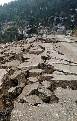 Son dakika:  Adana'nın Feke ilçesinde faciadan dönüldü! Heyelan nedeniyle yol çöktü
