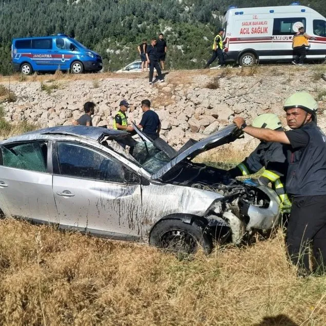 Tarlaya devrilen otomobilde aile faciası