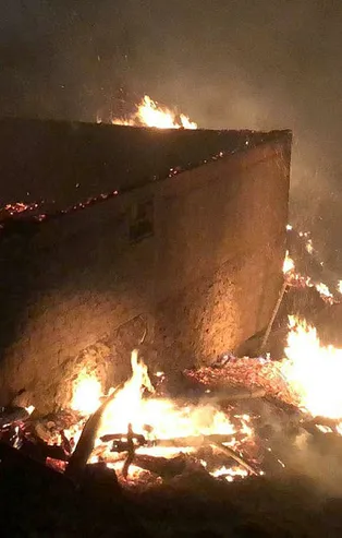 Uşak'ta feci yangın! 2 ev ile 1 ahır yandı