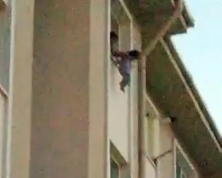 Korku dolu anlar! Çocuğunu pencereden sarkıtıp...
