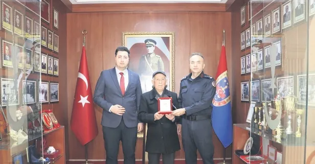 91 yaşındaki hayırseverden Jandarma’ya altın bağışı