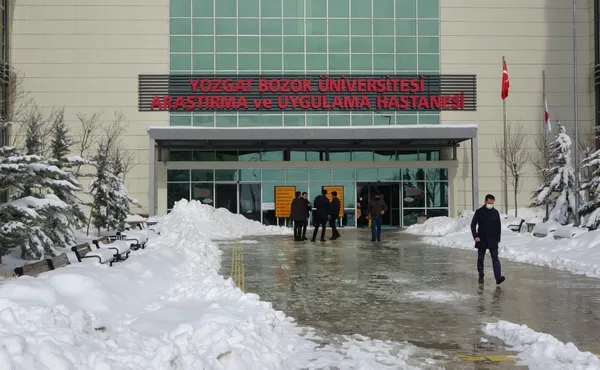 yuksek-tansiyon-ve-diyabet-hastasi-yangin-merdiveninde-olu-bulundu-1643722986600.jpg Yüksek tansiyon ve diyabet hastası yangın merdiveninde ölü bulundu-5