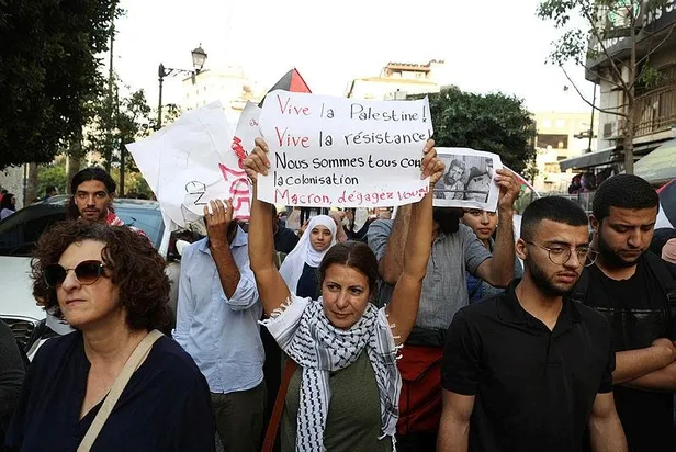 Filistinliler, Katil İsrail'e destek veren Fransa Cumhurbaşkanı Macron'un ziyaretini protesto etti-2