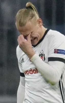 Beşiktaş'ın yıldızı gözyaşlarını tutamadı
